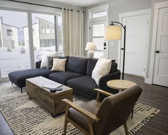 Modern, pet-friendly mountain house! - Red Lodge - Huiskamer