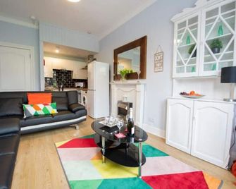 Premier - Crathie View Apartment - Glasgow - Living room