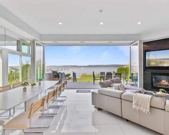 Piermont Waterfront Villa! Sleeps up to 16 adults Luxuriously and In Style - Piermont - Living room