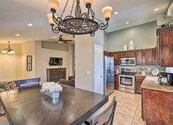 Family-Friendly Glendale Home with Private Yard - Phoenix - Cocina