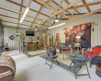 Jefferson Vacation Rental with Golf Cart! - Jefferson - Living room
