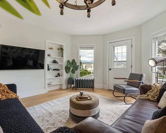 The Prohibition I Heritage Home I Sleeps 10 I Tv - Cranbrook - Living room
