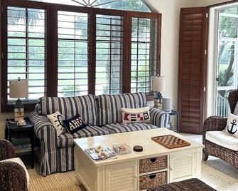 Great Family Home With Pool And Golf Course And Lake Views - Key Largo - Living room