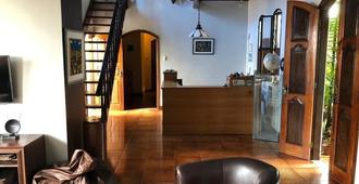 Chez Les Rois Guesthouse - Manaus - Front desk