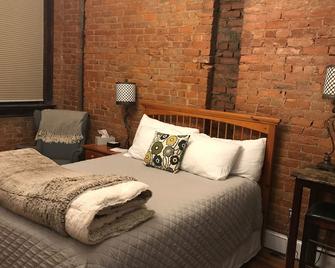 Newport Inn #5 - No Cleaning Fees!! Free Parking!! Walk To Games And Concerts!! - Newport - Bedroom