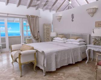 Whispering Palms - Diamond Valley - Bedroom