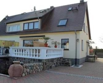 Gästezimmer am Tiefwarensee - Waren - Edificio