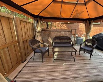 Modern 2BR Retreat w Heated Floors-Gazebo - Brantford - Pátio