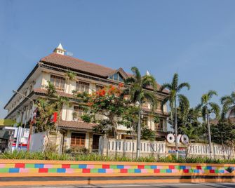 OYO 1803 Hotel Sarangan Permai - Madiun - Budova