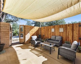 French Countryside Villa at Dorner Family Vineyard - Tehachapi - Patio