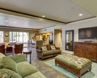 Citifront A 3 Bedroom Condo by RedAwning - Salt Lake City - Living room