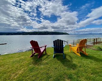 Shabby Chic Waterfront Retreat Serene Low Bank Waterfront Home W/ Gas Fire Pit. - Vashon - Patio