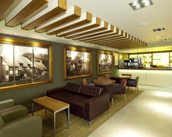 Premier Inn Stratford-Upon-Avon Central - Стретфорд-на-Ейвоні - Лоббі