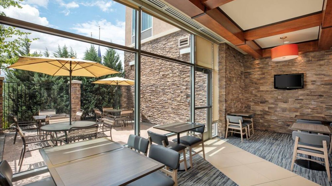 هياة بليس رينو تاهو إيربورت