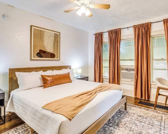 Centrally Located in Delano W/ Front Porch + W/D! - Wichita - Bedroom