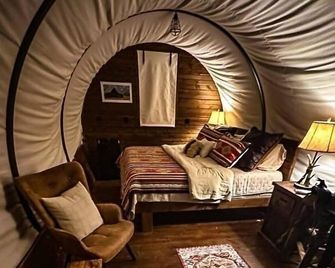 Luxury Glamping Wagon with mountain and vineyard views Winery - Banner Elk - Schlafzimmer