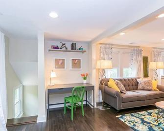 Work & Relax In Kc: Comfortable 2nd Floor Apt (2br/2ba)| Near Plaza - Kansas City - Sala de estar