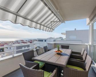 Fucshia dreams, brand new penthouse for 8 - Novalja - Balkon