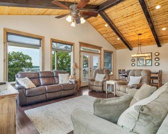 Lake View Retreat at CrossTimbers Marina - Skiatook - Living room
