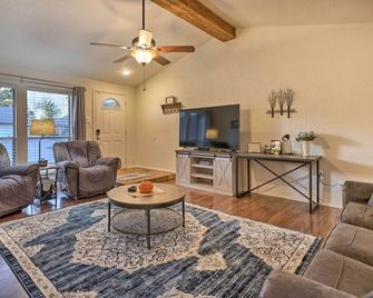 Home with Screened Porch about 10 Miles to Dtwn OKC! - Moore - Obývací pokoj