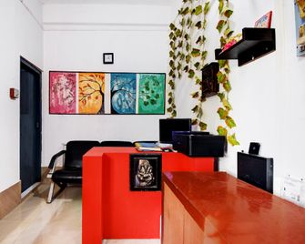 Hotel O Adorini Guest House - Shānti Niketan - Front desk