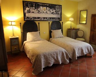 Hostellerie et la parenthese uzes - Uzès - Bedroom