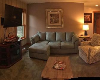 Adirondack Park Aerie on East Brook with 2 car heated garage - Saint Regis Falls - Sala de estar