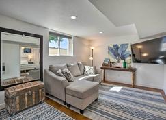 Chic and Cozy Apt Less Than 5 Miles to Downtown Denver! - Denver - Living room