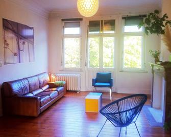 Bright and huge, trendy and arty, quiet and charming appartment, viewing the parc. - Bruxelles - Salon