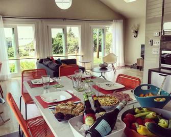 Ocean breezes and brilliant sunsets - Fairhaven - Dining room