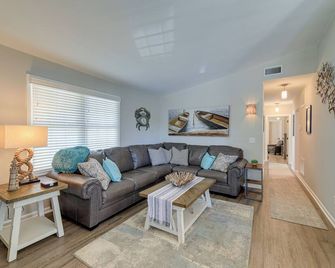 Lovely Morehead City Home with Fire Pit and Gas Grill - Morehead City - Living room