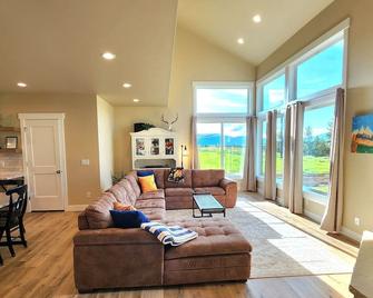 New home in the heart of Alpine! - Alpine - Living room