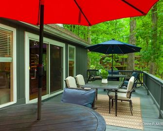 Coolfont 4 BDRM, lots of beds! Cozy Wooded Cottage. - Berkeley Springs - Patio