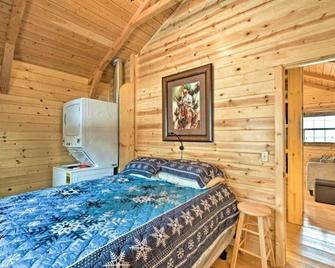 Rustic Ridge Private Three Cabin Retreat - Dayton - Habitación
