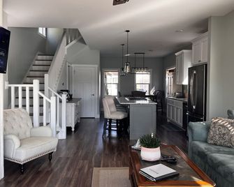 Panoramic riverfront view/King bed/5 min off I-80/Nature trails/Clean and Quiet! - Ottawa - Wohnzimmer