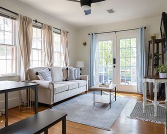 Enjoy a stylish experience at this centrally-located guest house DOWNTOWN! - Pensacola - Living room