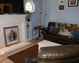 Dog/kid friendly house with fenced-in yard minutes from major attractions - Mechanicsburg - Living room
