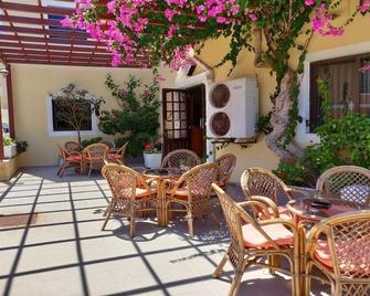 Titania Hotel Karpathos - Karpathos - Patio