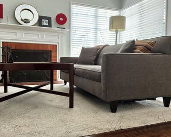 Andulore Cottage - Near Burlingame Ave - Remodeled - Spacious Backyard Retreat - San Mateo - Living room