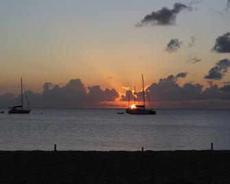 Holiday Villa for rent 3 minutes from golf course, beach, bars and restaurants. - Charlestown - Building