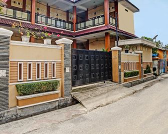OYO 92584 Ardisha Homestay Syariah - Medan - Gebäude