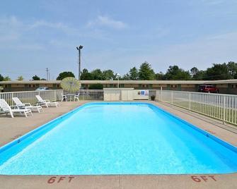 Americas Best Value Inn Iola - Iola - Pool