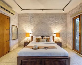 Elivaas Hidden Oasis 4bhk With Pool, Mud House & Container House - Faridabad - Habitación
