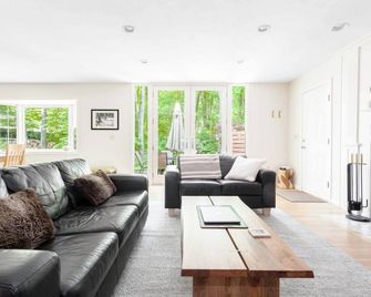 Contemporary and Stylish, 4-Bedroom, Madison CT - Madison - Living room