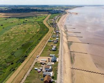 6 Berth Caravan For Hire With Decking At Manor Park In Norfolk Ref 23017s - Hunstanton - Building
