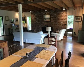 Peaceful and Private Shelter Island Getaway - Shelter Island - Dining room