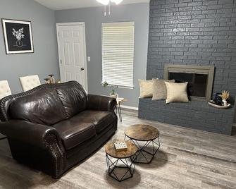New 3br/2ba West Enid Weekly/Monthly Discounts - Enid - Living room