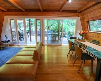 Amazing Cabin-Style House With Decks, Hot Tub & Sun - Permit 2022-Str-2 - Brisbane - Living room