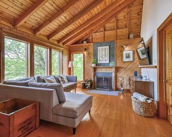 Charming waterfront cottage- fully equipped! - Mont-Tremblant - Olohuone