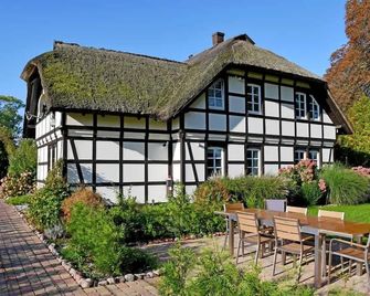 Reetdachfachwerkvilla am Wiesengrund - Bergen auf Rügen - Gebouw